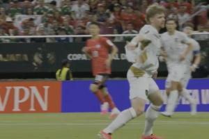 呲喇……舒尔茨球衣被韩国球员一把撕烂，被主裁要求下场换球衣