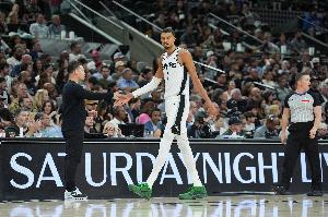 解说：米奇有意在给文班找休息的时间 为下半场的决战做体能储备
